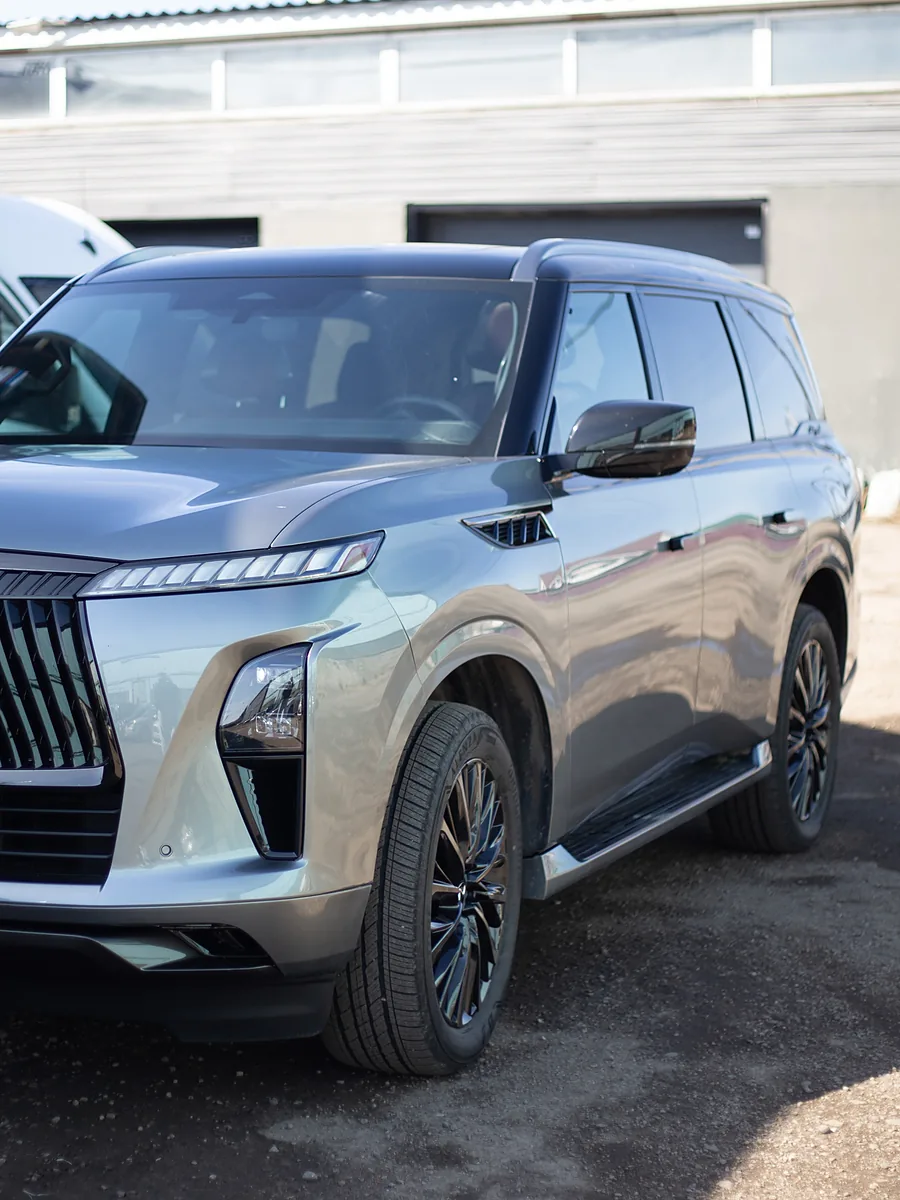 Infiniti QX80 после детейлинга у бокса студии