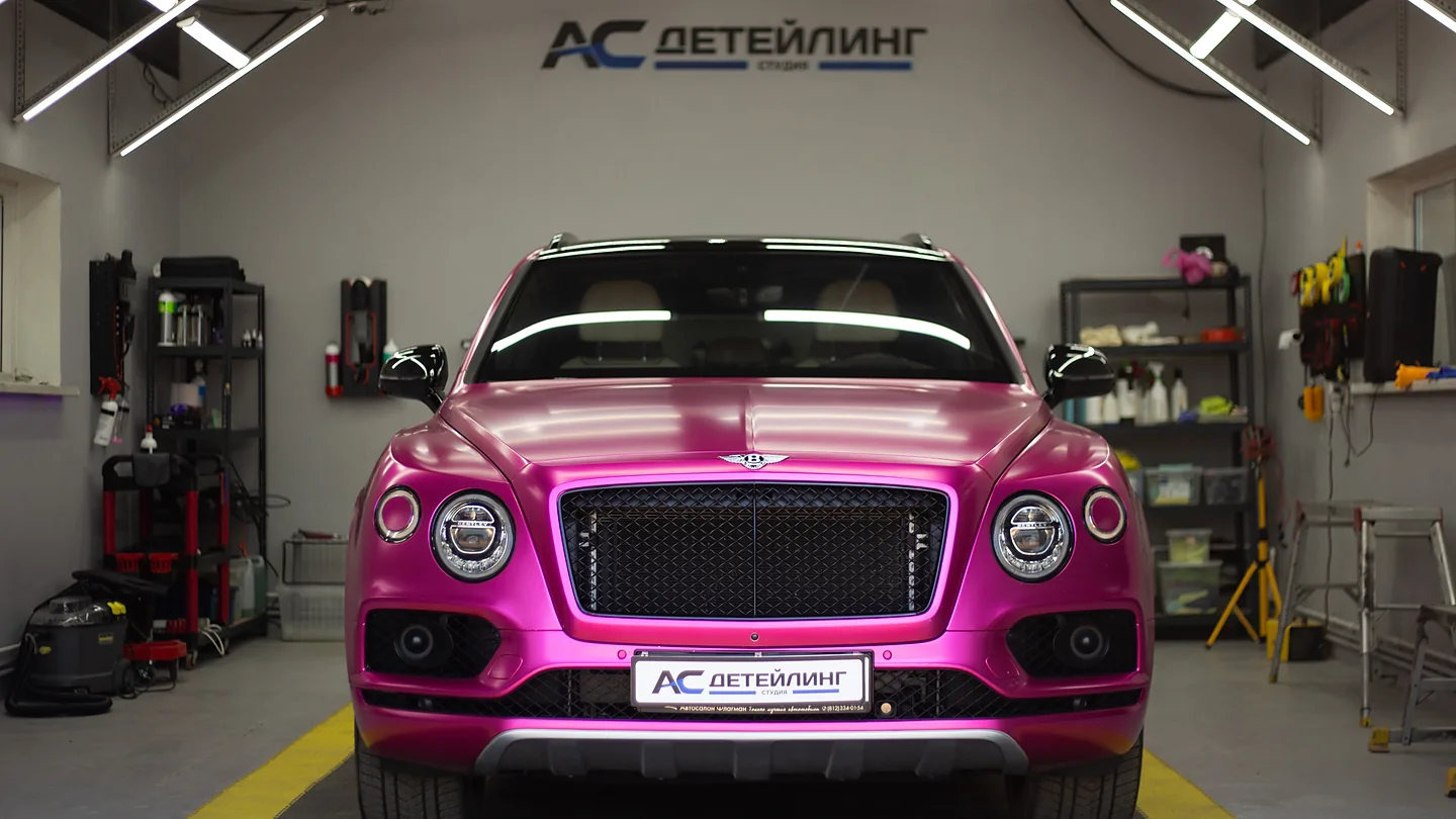 Bentley Bentayga в цветной плёнке в боксе студии